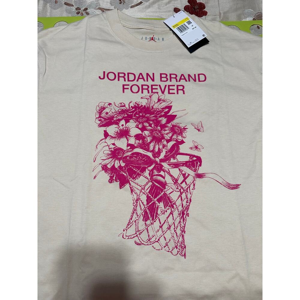 *NWT* NIKE Woman’s Oversized T-shirt (pink/beige) - Small